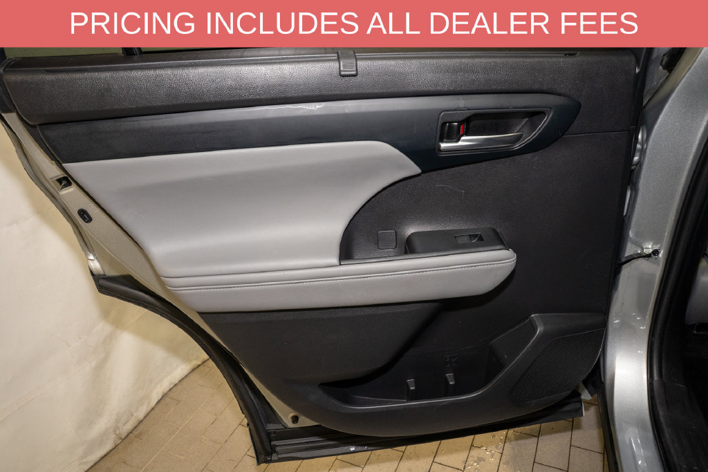 Used 2022 Toyota Highlander XLE AWD/4WD image 12