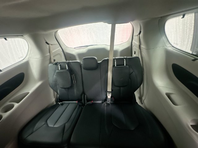 Used 2021 Chrysler Pacifica Touring-L FWD image 32