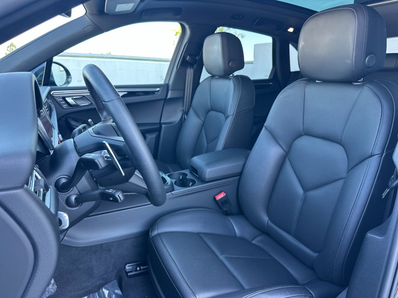 Certified 2025 Porsche Macan image 5