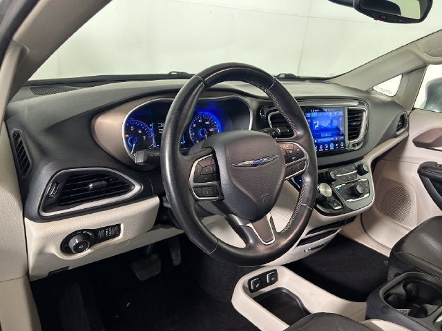 Used 2017 Chrysler Pacifica Touring-L FWD image 14