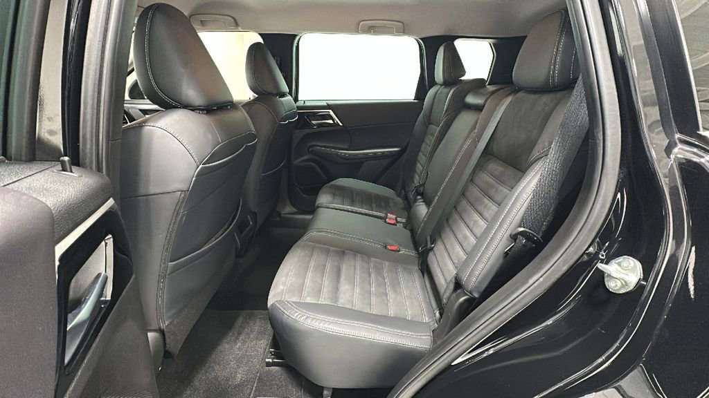 Used 2022 Mitsubishi Outlander SE image 12