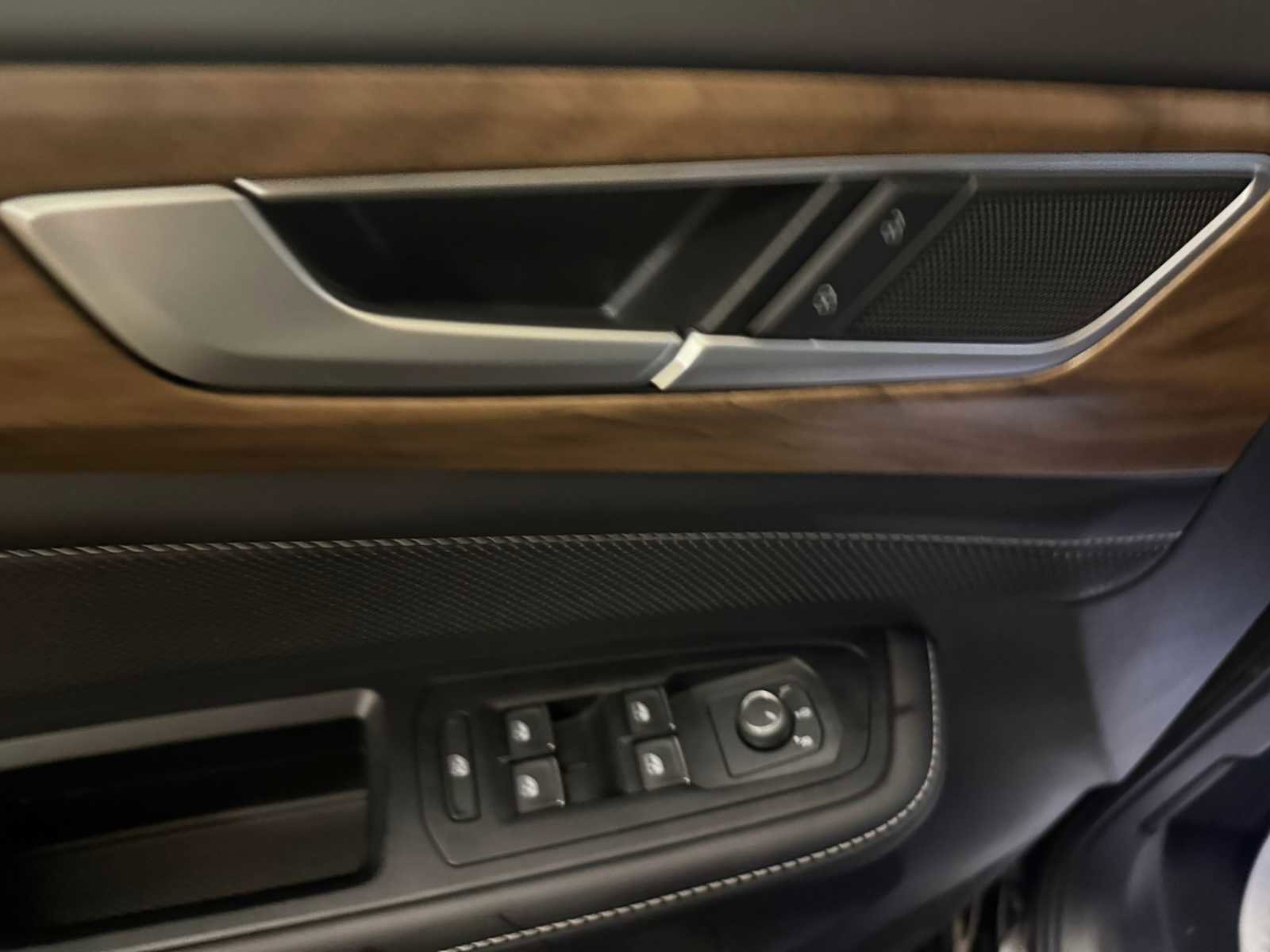 Certified 2025 Volkswagen Atlas SE image 21