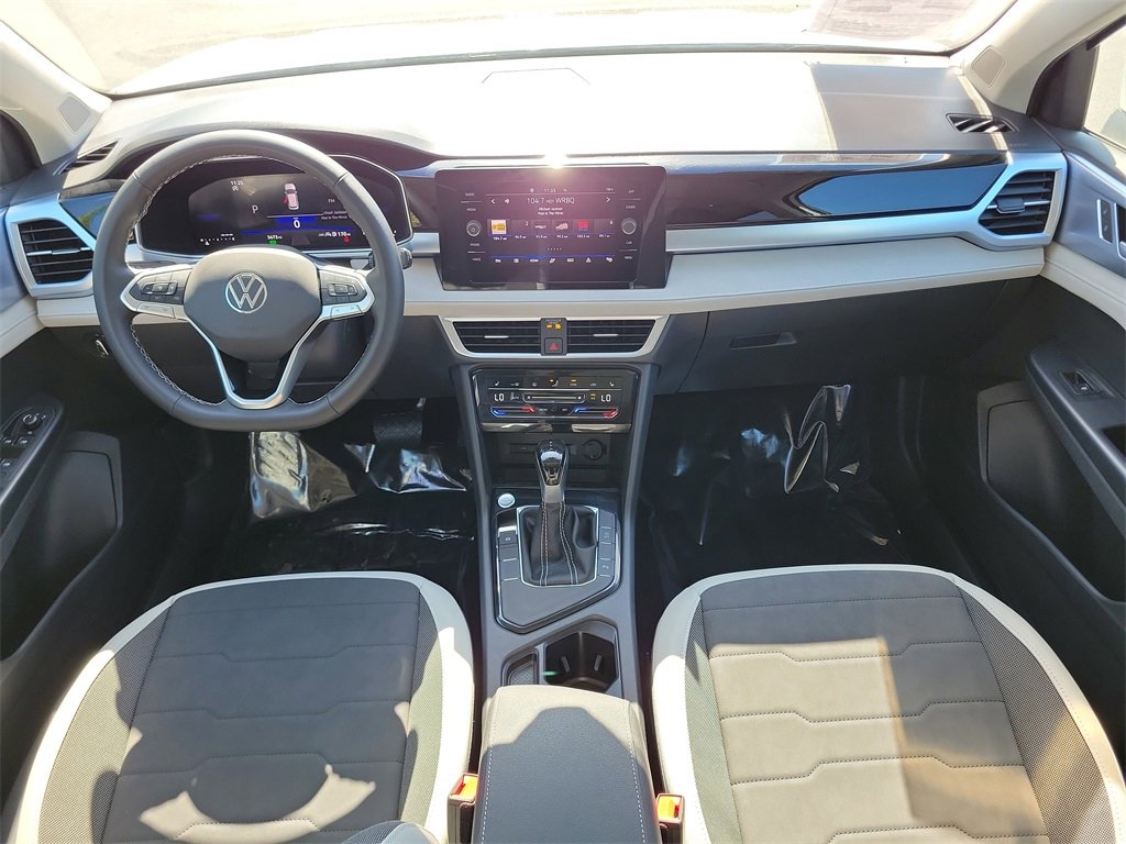 Certified 2025 Volkswagen Taos SE image 12