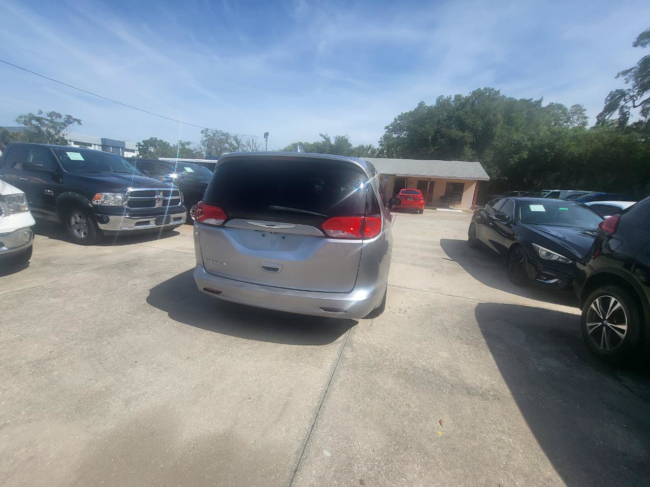Used 2017 Chrysler Pacifica Touring w/ Tire & Wheel Group FWD image 29