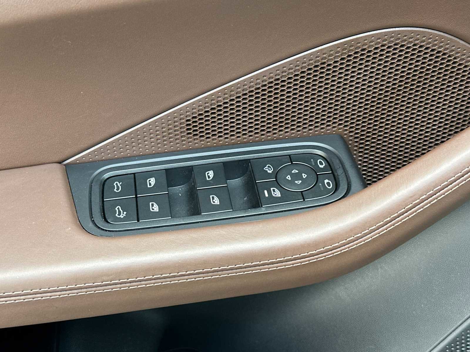 Certified 2025 Porsche Macan Electric RWD image 13