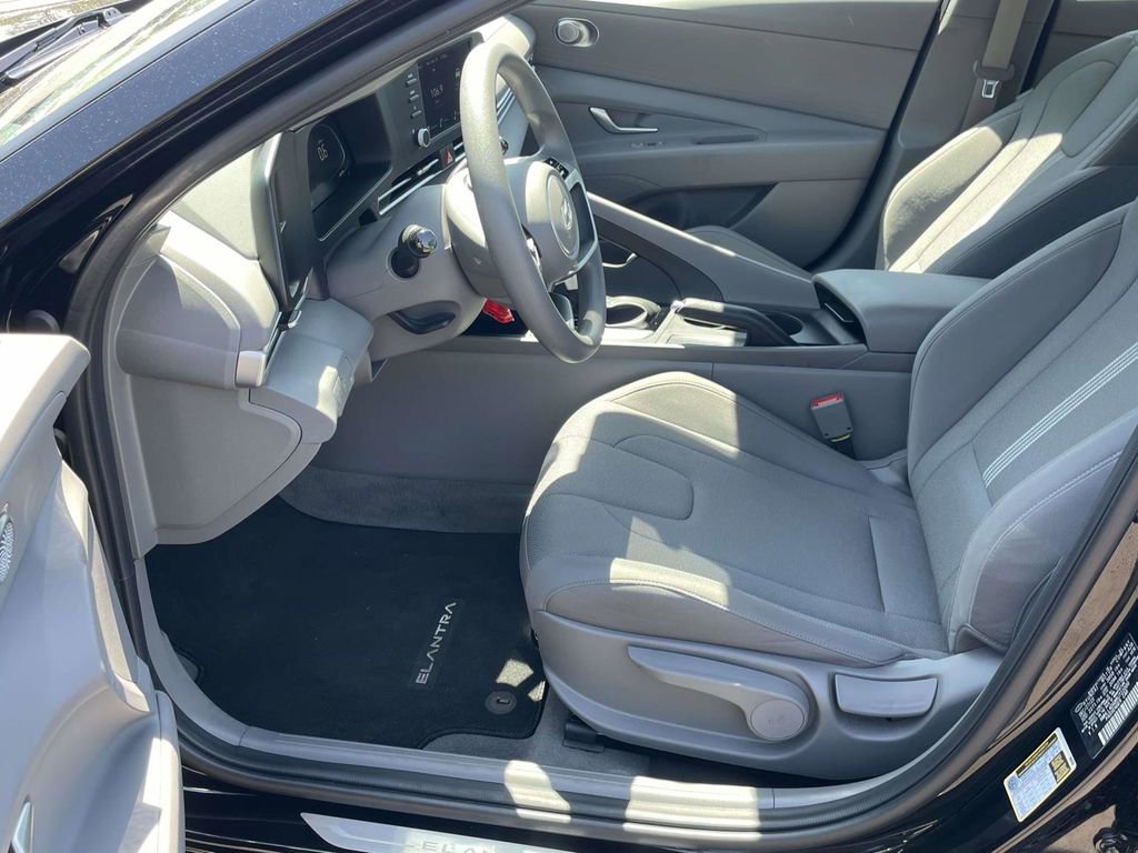 Certified 2024 Hyundai Elantra SE FWD image 12