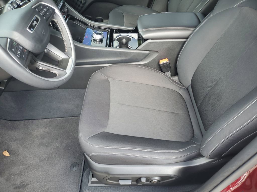 Used 2023 Jeep Grand Cherokee Laredo image 18