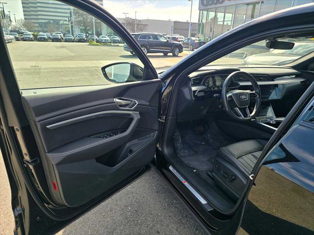 Used 2024 Audi Q8 e-tron Premium image 21