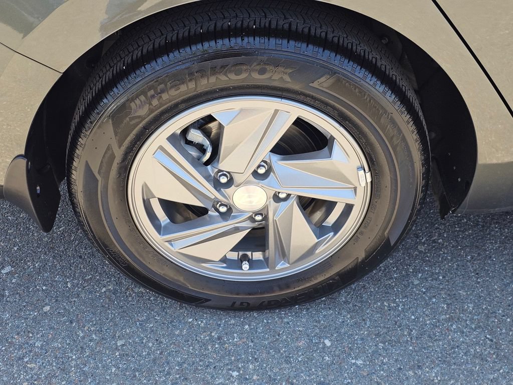 Certified 2025 Hyundai Elantra SE FWD image 7