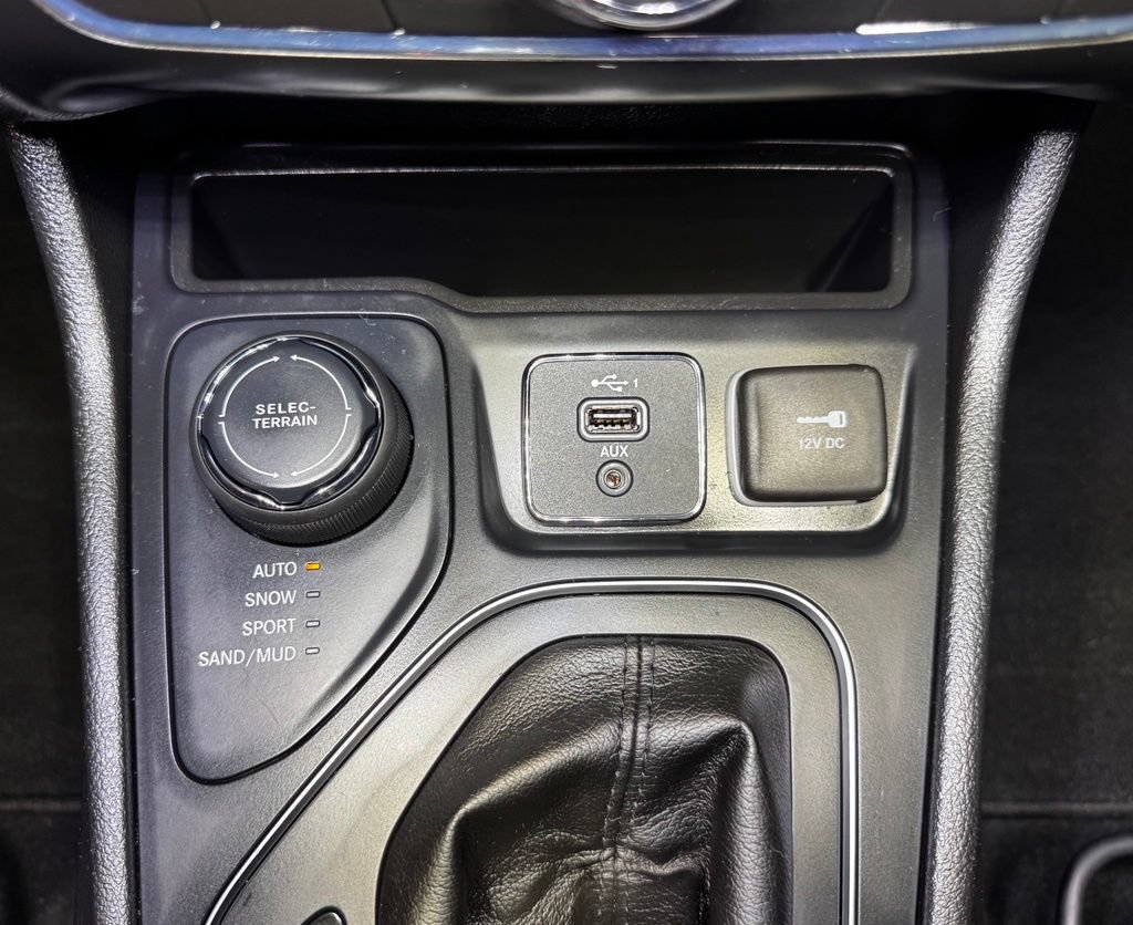 Used 2019 Jeep Cherokee Latitude w/ Popular Appearance Group AWD/4WD image 33