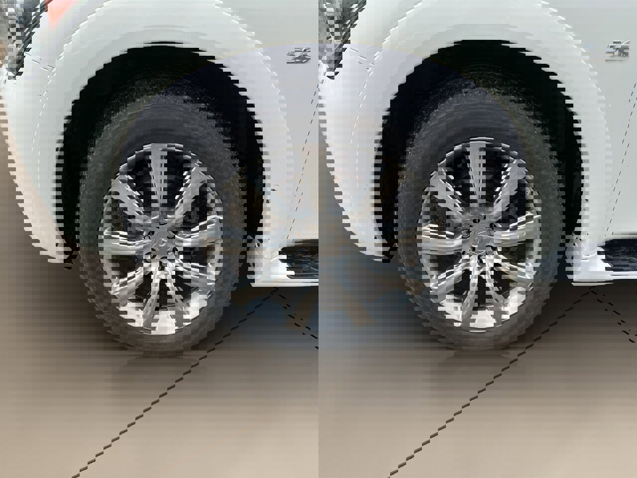 Used 2014 INFINITI QX80 4WD w/ Deluxe Touring Package image 30