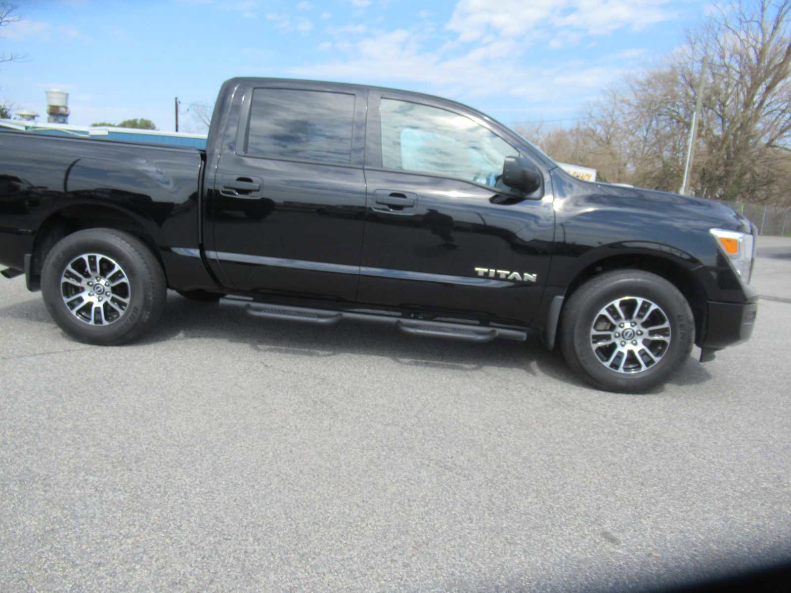 Used 2023 Nissan Titan SV w/ Accessory Utility Package image 4