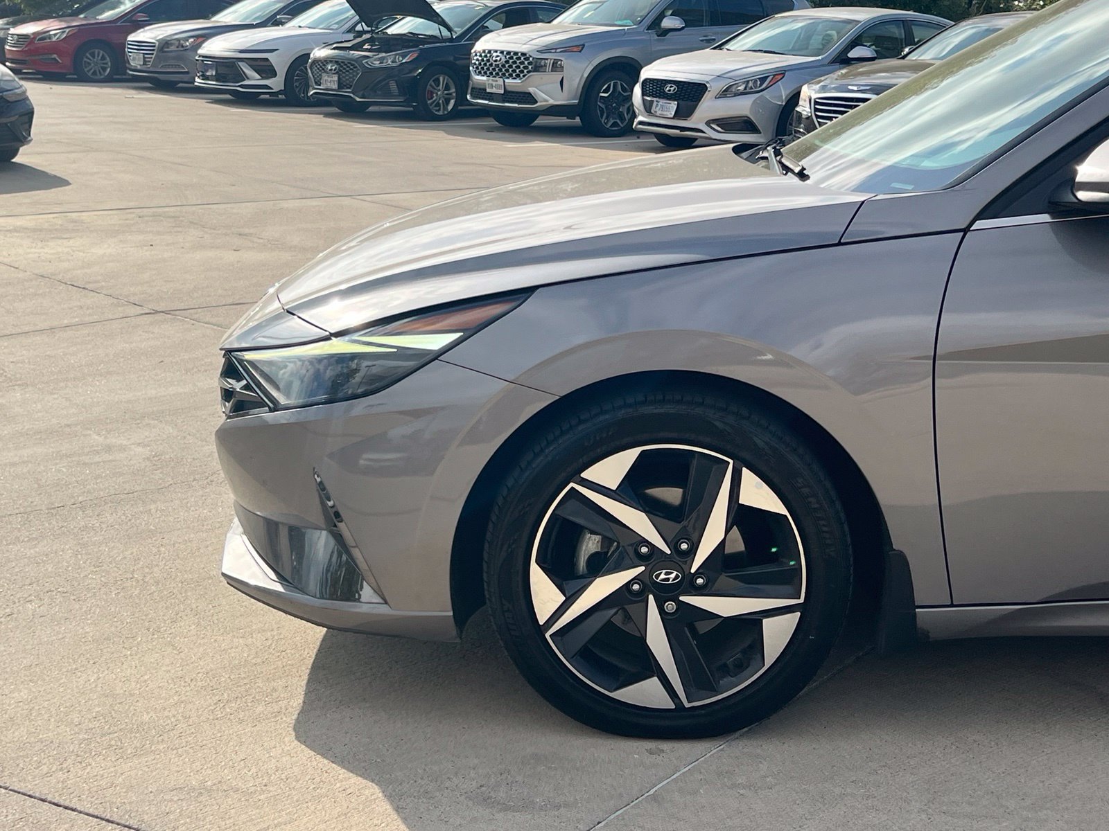 Used 2022 Hyundai Elantra Limited FWD image 8
