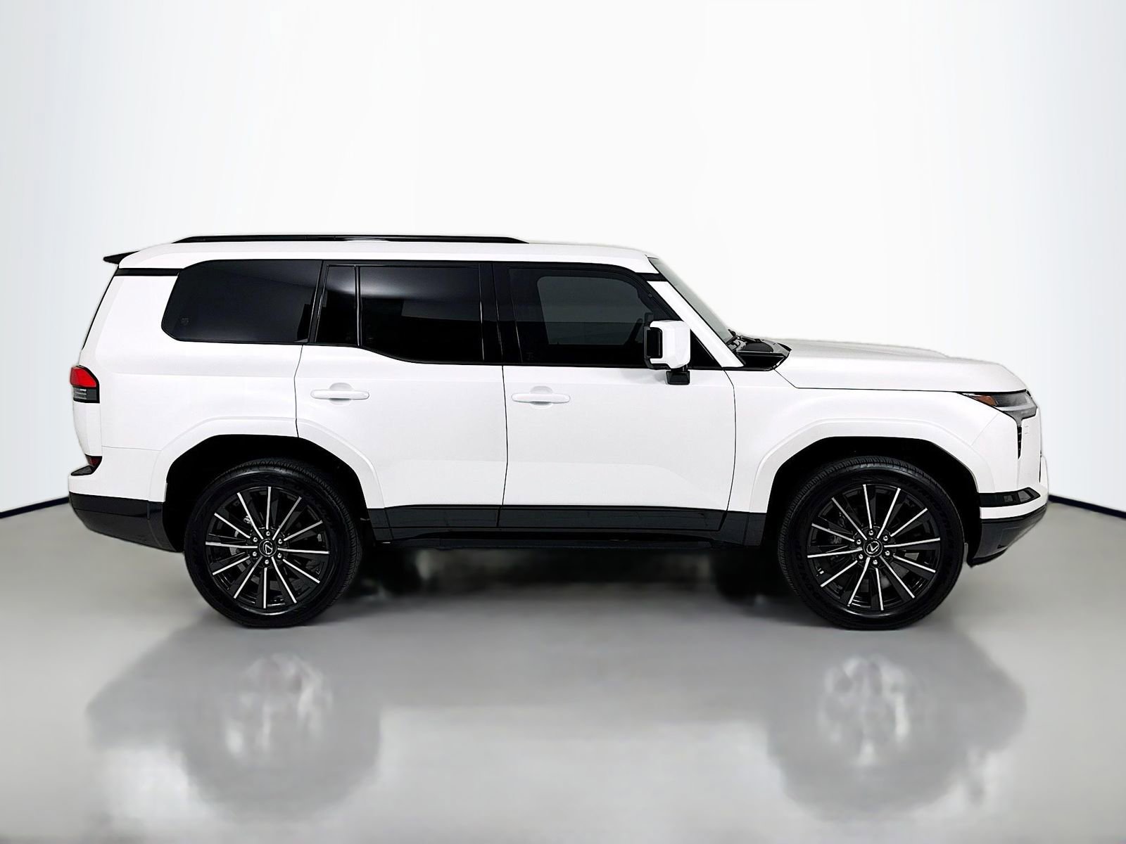 Used 2025 Lexus GX 550 w/ Accessory Package (2T) image 8