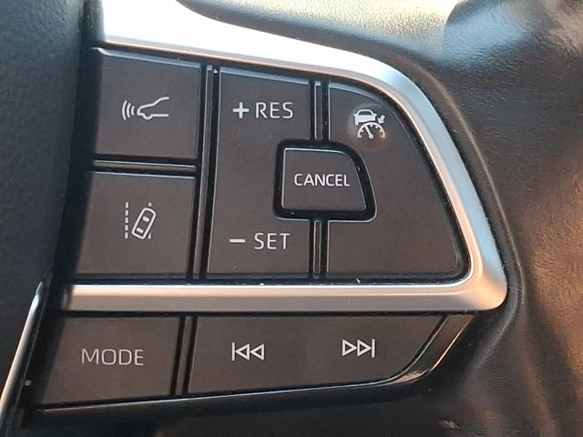 Used 2021 Toyota Highlander XLE AWD/4WD image 22