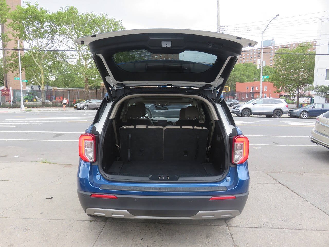 Used 2020 Ford Explorer XLT w/ Equipment Group 202A AWD/4WD image 29