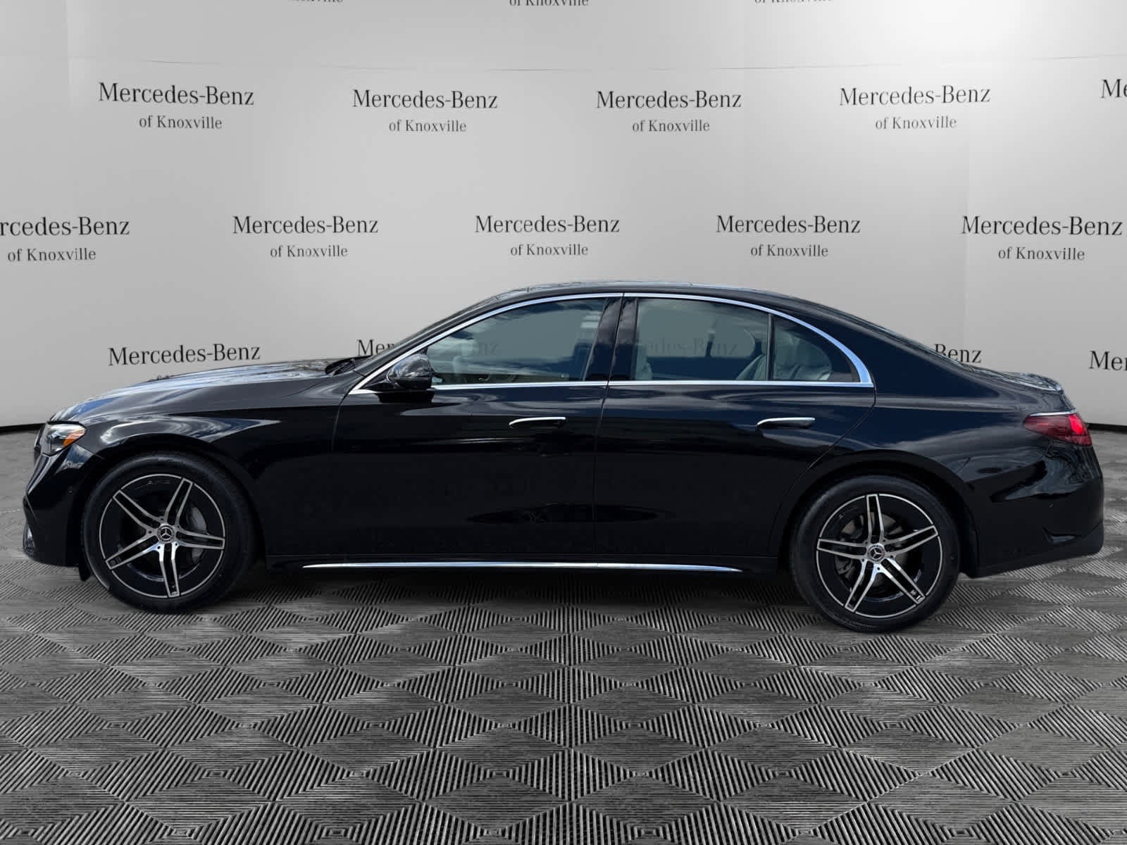 Used 2026 Mercedes-Benz E 350 4MATIC Sedan image 2