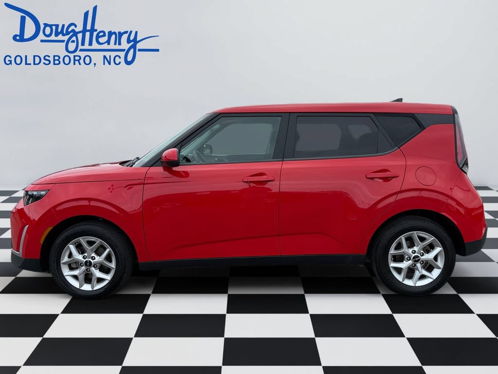 Used 2024 Kia Soul LX w/ Option Group 015 FWD image 2