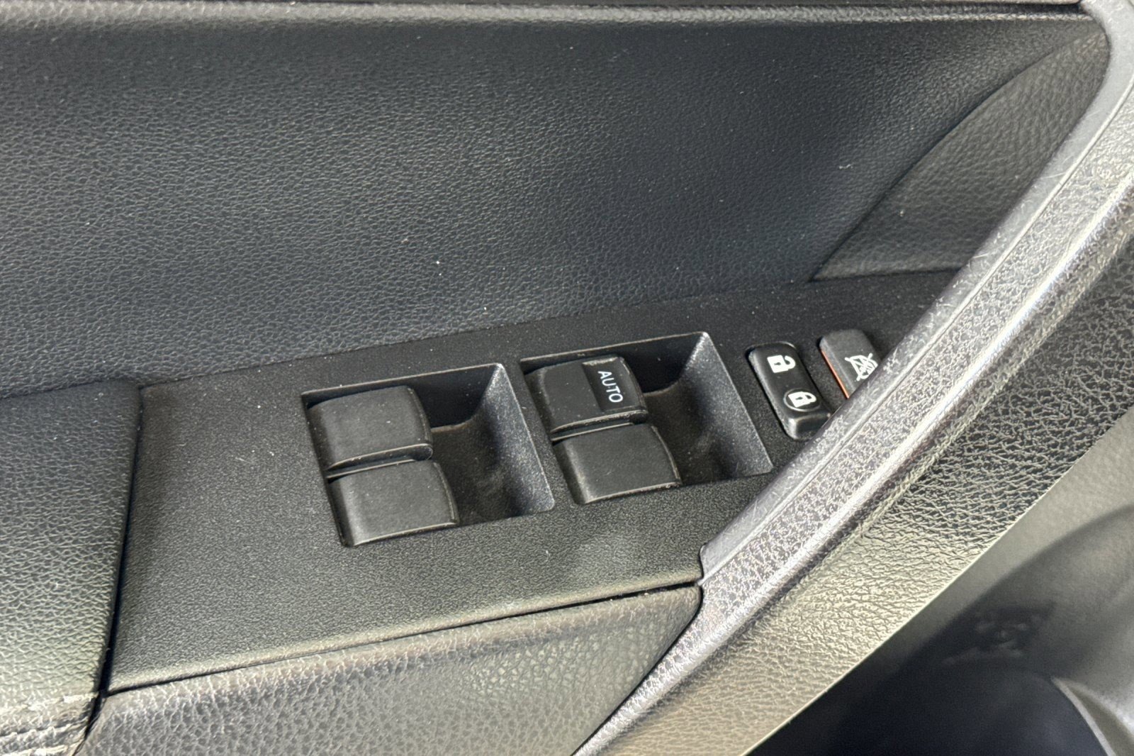 Used 2019 Toyota Corolla SE w/ Carpet Mat Package (TMS) FWD image 12