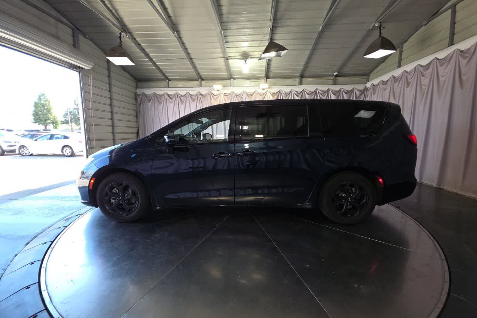 Used 2022 Chrysler Pacifica Touring-L w/ S Appearance Package FWD image 6