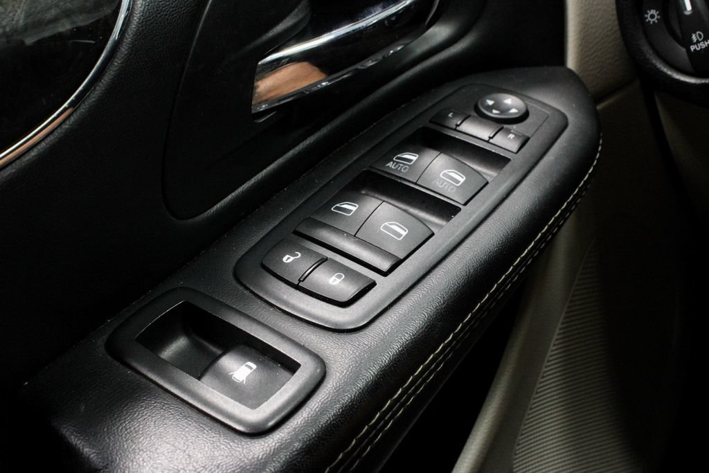 Used 2016 Chrysler Town & Country Touring FWD image 24