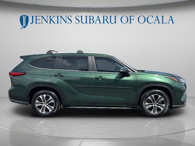 Used 2023 Toyota Highlander XLE FWD image 2