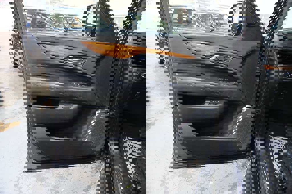 Used 2017 Cadillac Escalade ESV Premium Luxury image 18