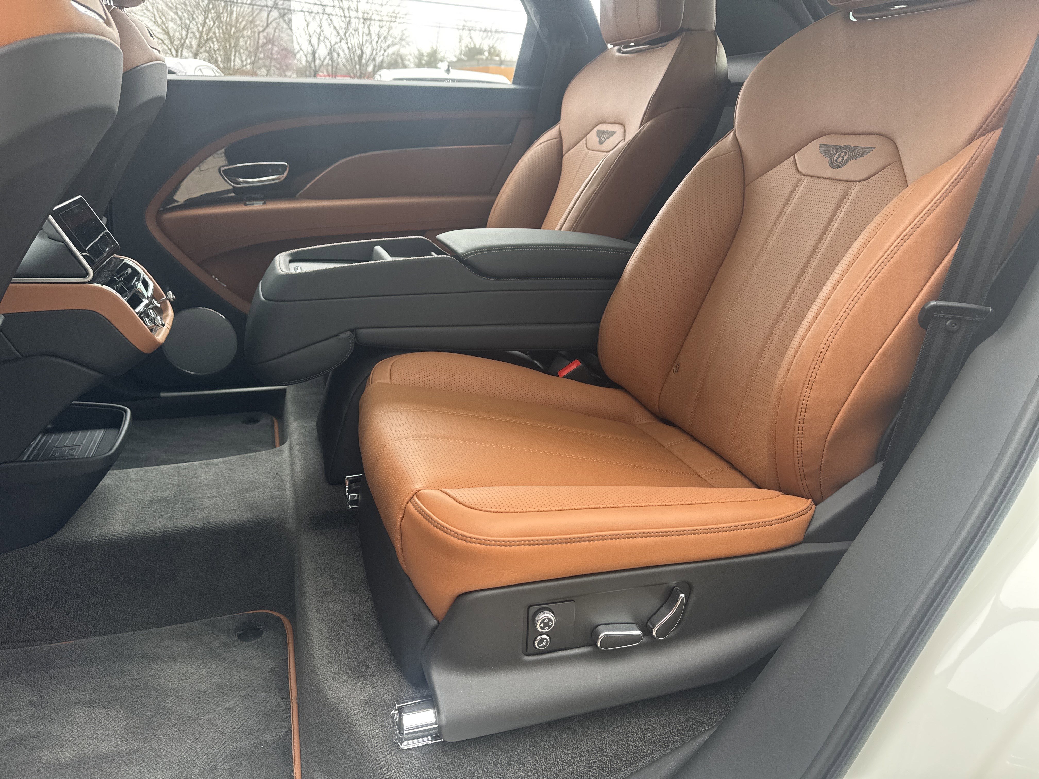 Used 2024 Bentley Bentayga Extended Wheelbase image 25