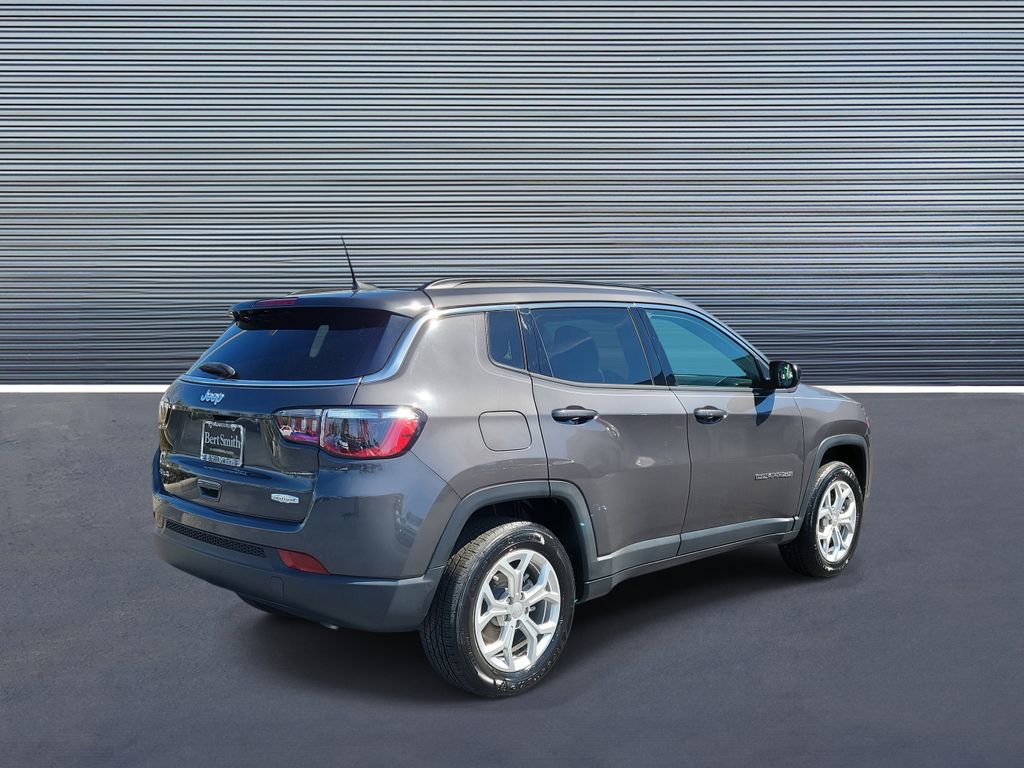 Used 2024 Jeep Compass Latitude image 3