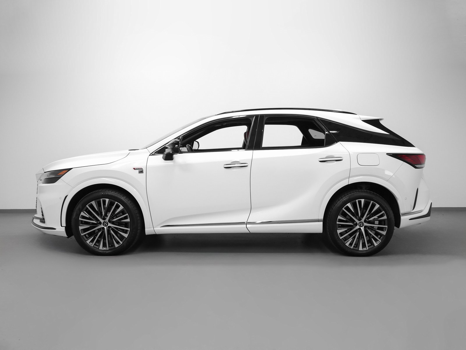 Used 2023 Lexus RX 500h F Sport image 2