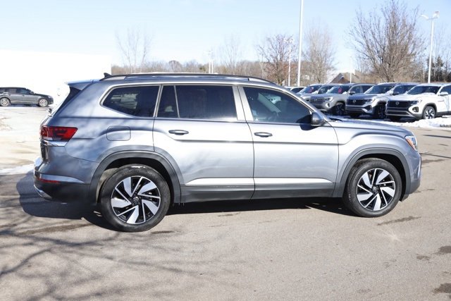 Used 2024 Volkswagen Atlas SE image 2