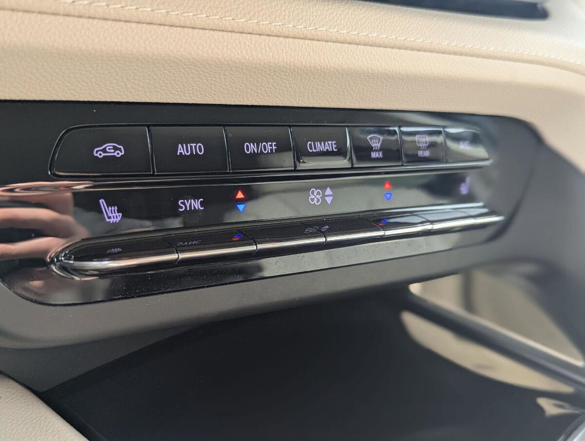 Used 2023 Buick Envision Essence AWD/4WD image 21