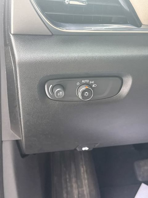 Used 2022 Chevrolet Traverse LS FWD image 18