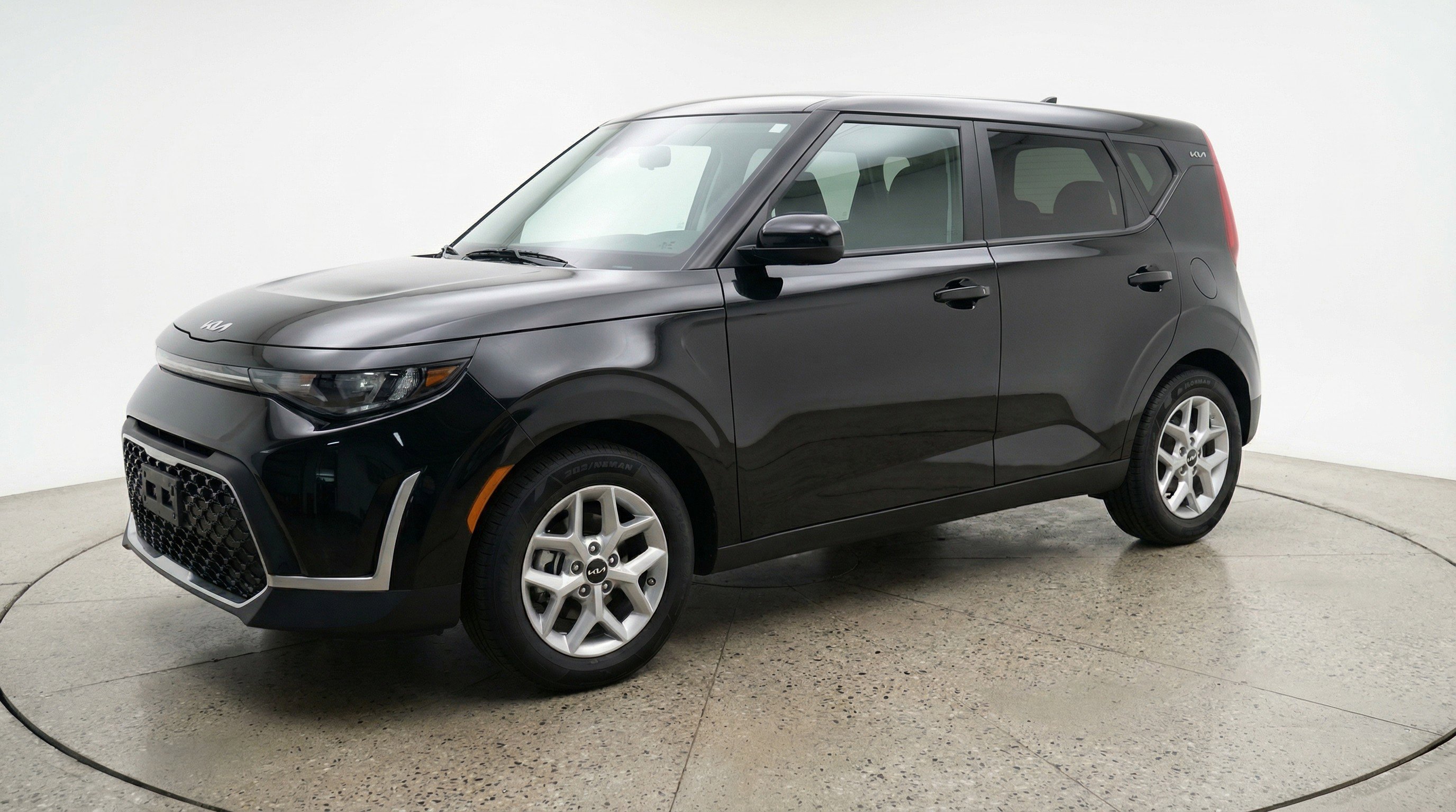 Used 2025 Kia Soul LX w/ LX Technology Package image 3