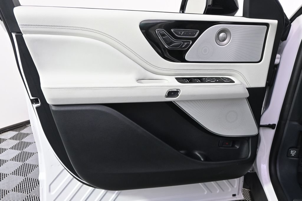 New 2026 Lincoln Aviator Black Label w/ Jet Appearance Package AWD/4WD image 22