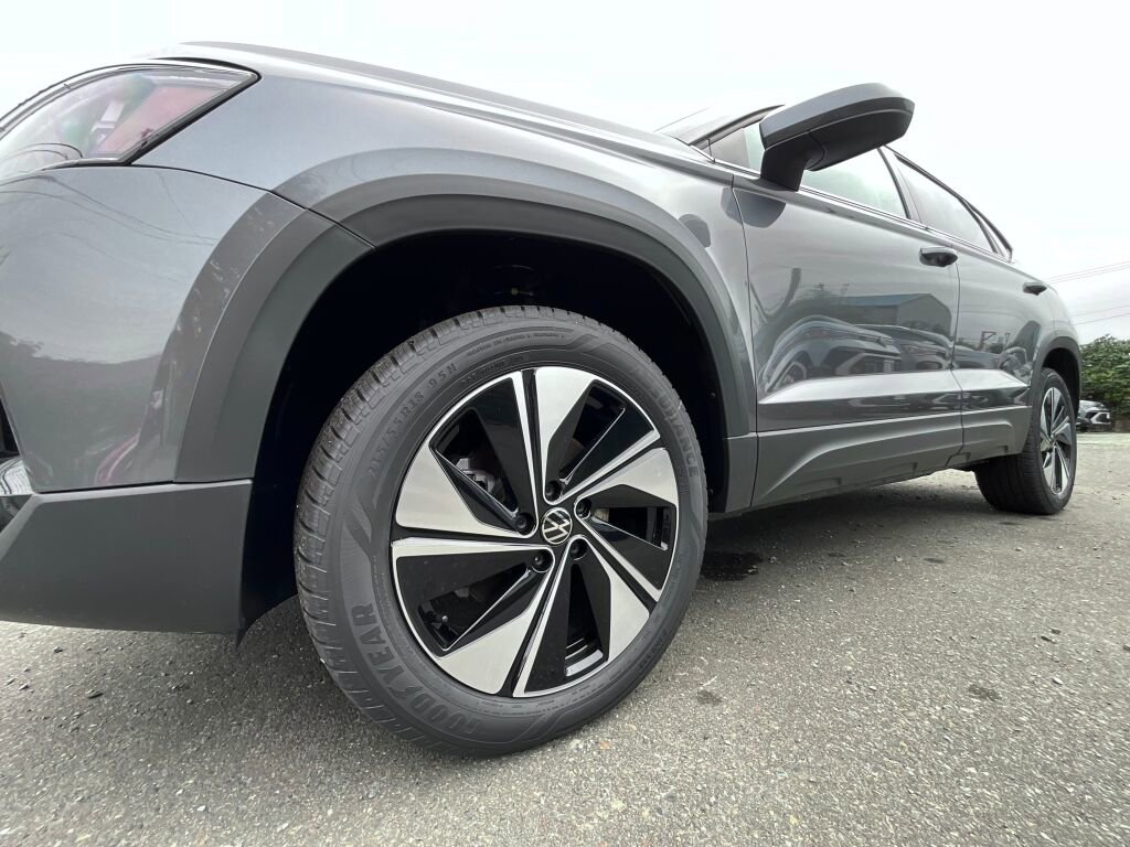 New 2025 Volkswagen Taos SE image 10