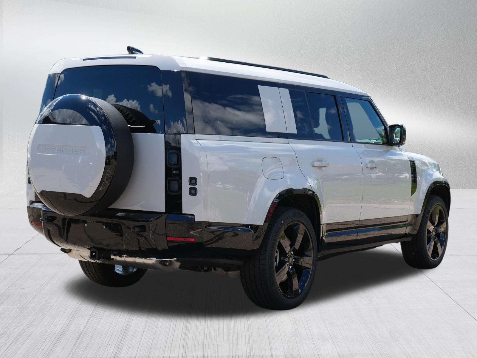 New 2026 Land Rover Defender 130 X-Dynamic SE AWD/4WD image 2