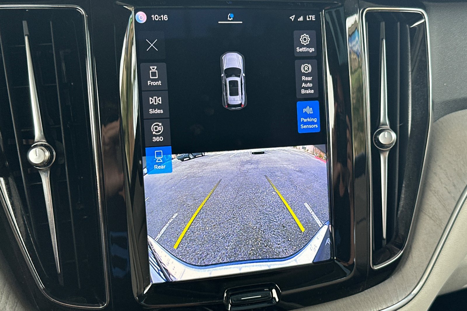 Certified 2023 Volvo XC60 B5 Plus w/ Climate Package FWD image 24