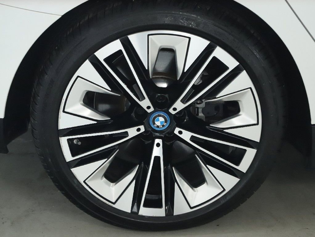 Used 2025 BMW i5 xDrive40 w/ Premium Package image 13