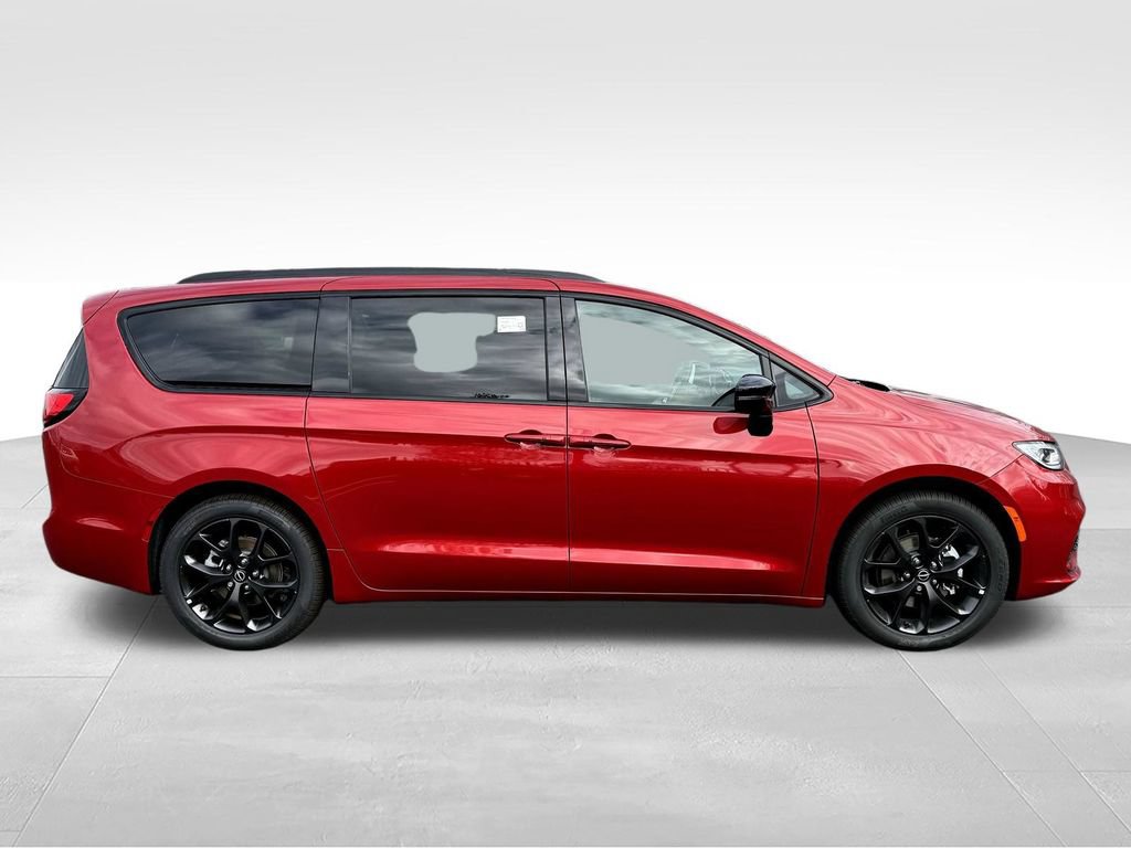 New 2026 Chrysler Pacifica Limited w/ Uconnect Theater Family Group FWD image 9