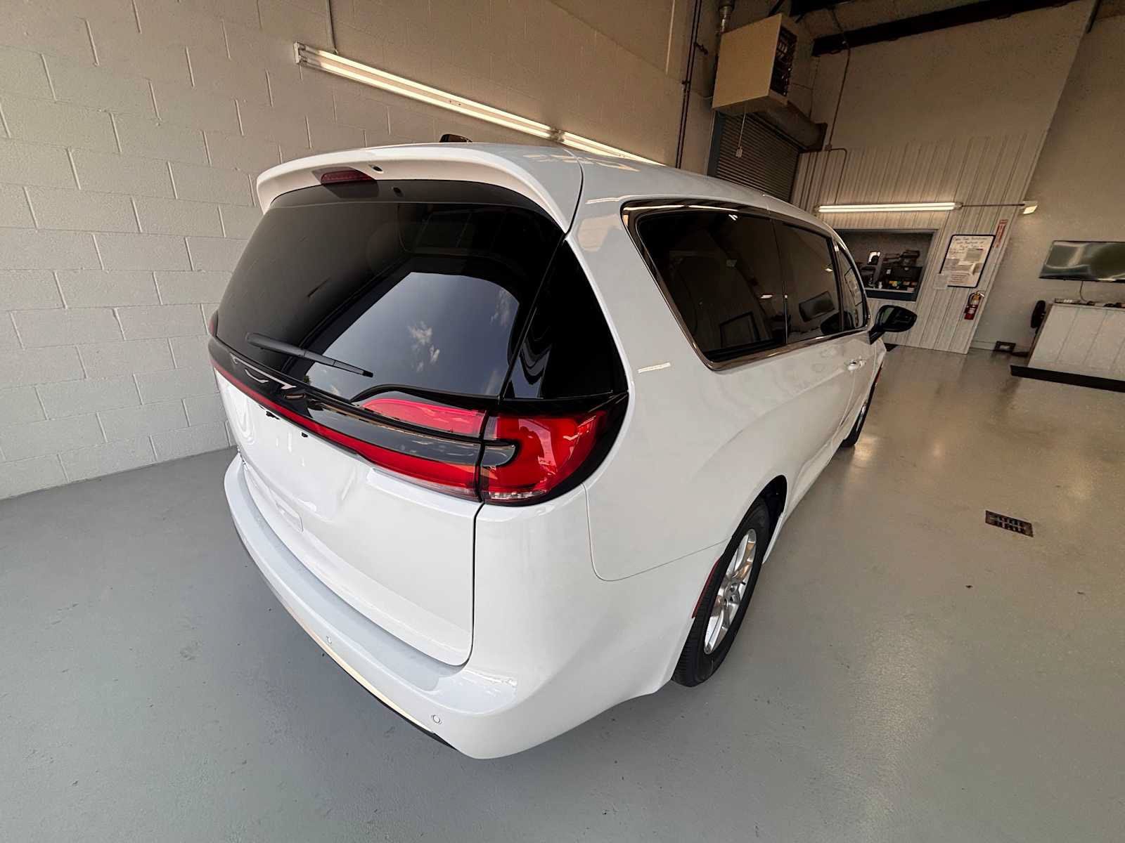 New 2027 Chrysler Pacifica Select FWD image 6