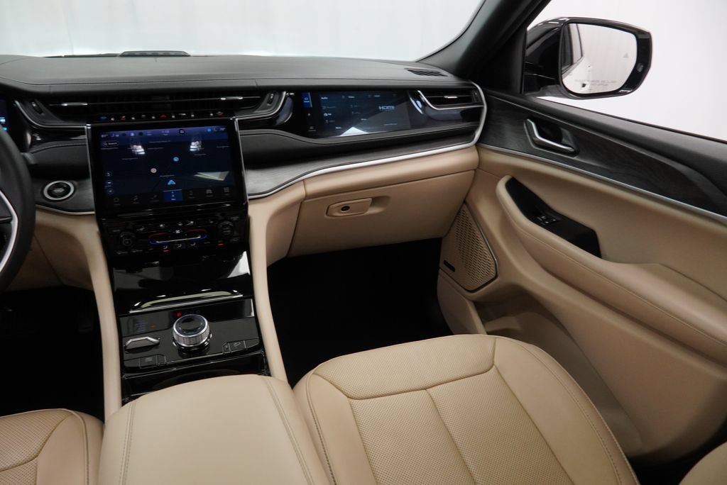 Certified 2022 Jeep Grand Cherokee Limited 4xe w/ Luxury Tech Group II AWD/4WD image 30
