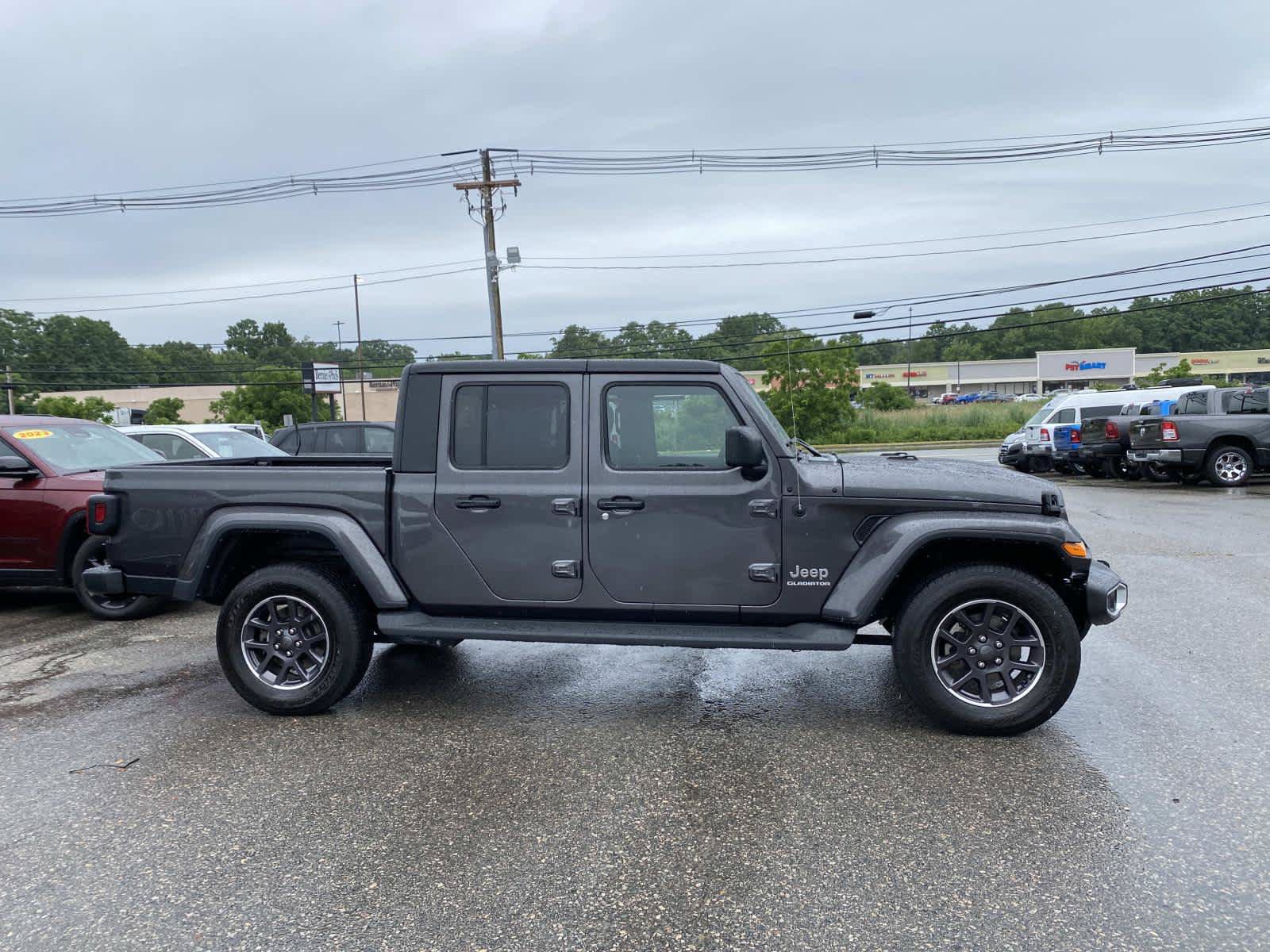 Used 2022 Jeep Gladiator Overland w/ Cold Weather Group AWD/4WD image 2