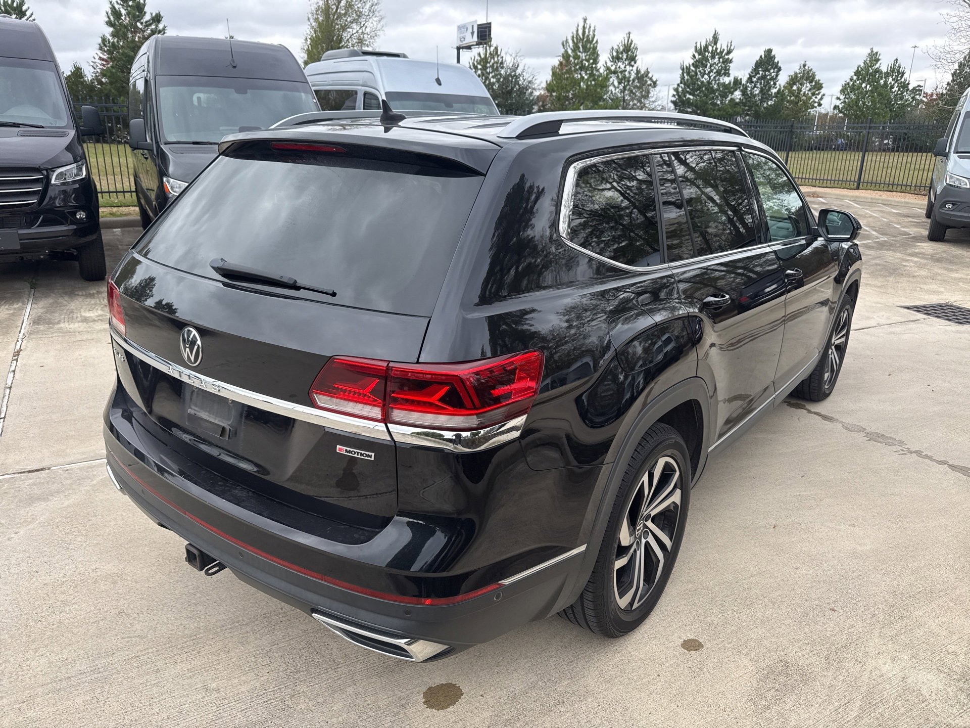 Used 2021 Volkswagen Atlas SEL Premium image 4