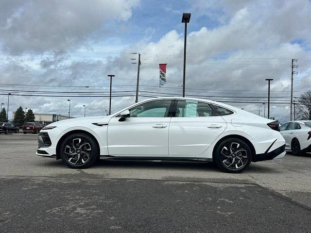 Used 2025 Hyundai Sonata SEL FWD image 2