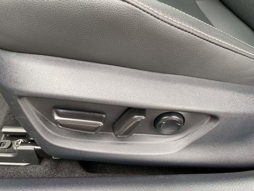 Used 2025 Toyota Camry SE w/ Convenience Package FWD image 22