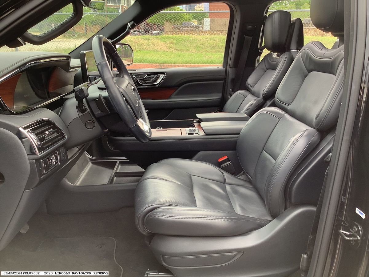 Used 2023 Lincoln Navigator Reserve image 11