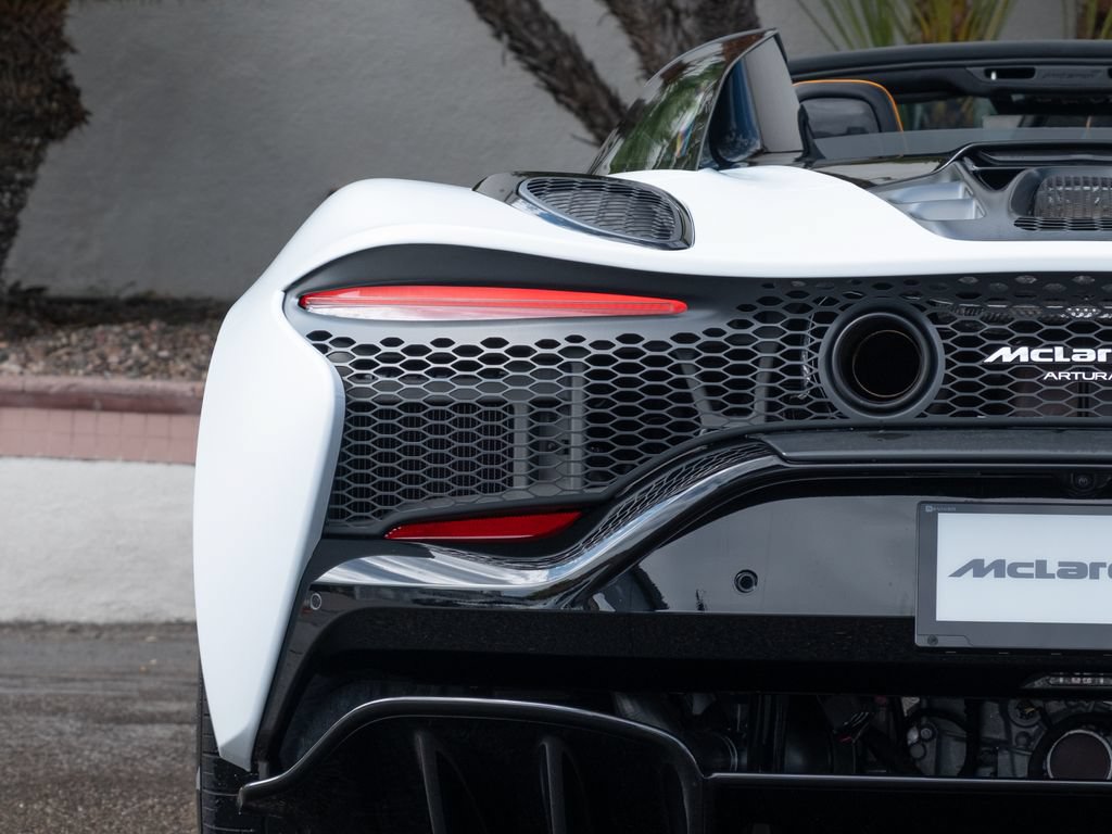 Used 2025 McLaren Artura Spider RWD image 30