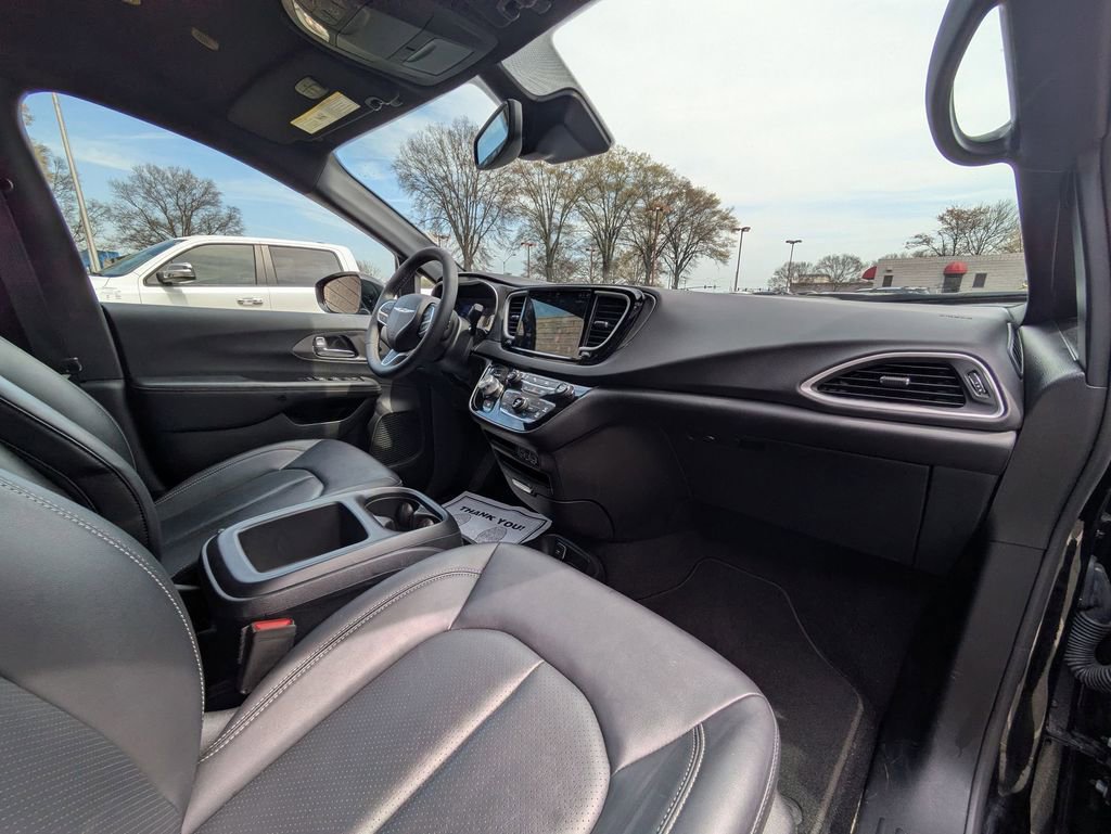 Used 2025 Chrysler Pacifica Select image 31
