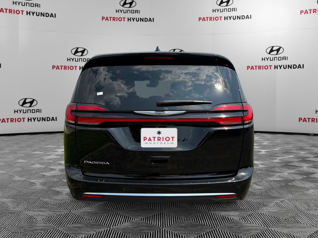 Used 2025 Chrysler Pacifica Select FWD image 4
